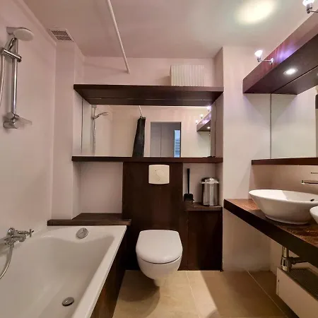 Familie Met 2 Slk Op 50 Meter Het Кнокке-Хейст